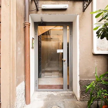 Near Station And Porta Venezia شقة